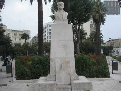 Nella stessa piazz si trova il monumento di Giuseppe Mazzini, realizzato in marmo di Carrara: venne edificato in occasione dell'80esimo anniversario della sua morte